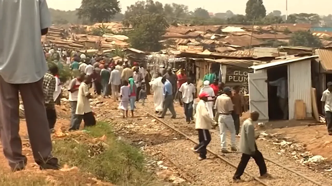 Et af Afrikas største slumområder Kibera ligger i Kenyas hovedstad, Nairobi. Der er anslået mellem 200.000 – 250.000 mennesker. Gennemsnitlig størrelse på et hus er cirka knap 14 m2 og bygget med mudder-vægge, bliktag og et betongulv. De største udfordringer for beboerne er mangel på rent vand, toiletter, ofte åbne kloakker og mulighed for lægehjælp og medicin. Indkomsten for de fleste ligger omkring for en husstand gennemsnitlig på 13.166 kenyanske shilling (KES) som svarer til 670 kroner. Som en modvægt til de kedelige statistikker, så har Kibera et nyhedsmedie, Kibera News Network, som ofte fokuserer på kulturarrangementer og nyheder i området: https://www.youtube.com/@KiberaNewsNetwork  